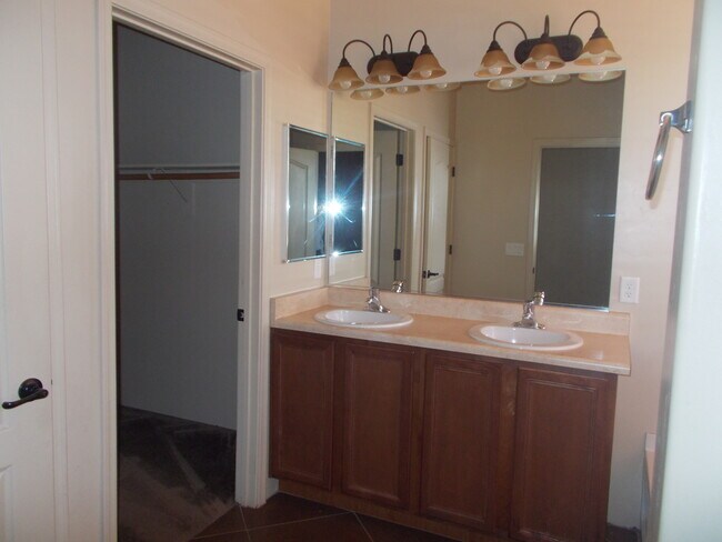 Building Photo - 4 Bedroom Home