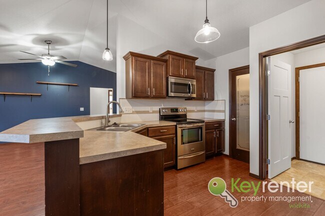 Building Photo - Beautiful 4 Bedroom 3 Bath | Goddard School District