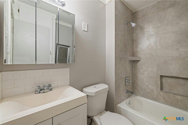 Building Photo - 810 Crockett Dr