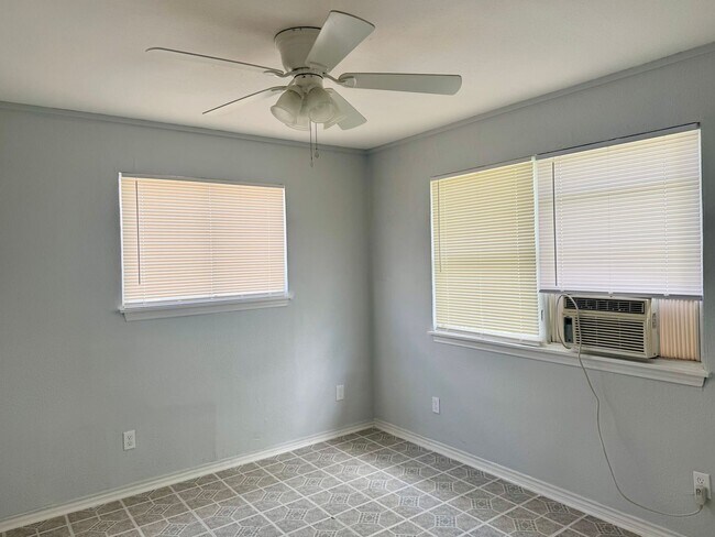 Building Photo - Cute 3/1 Home Available for Immediate Move...