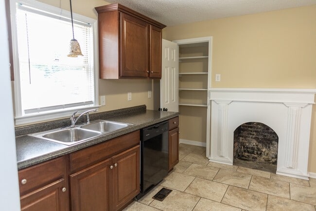 Building Photo - 4085 Beach Rd