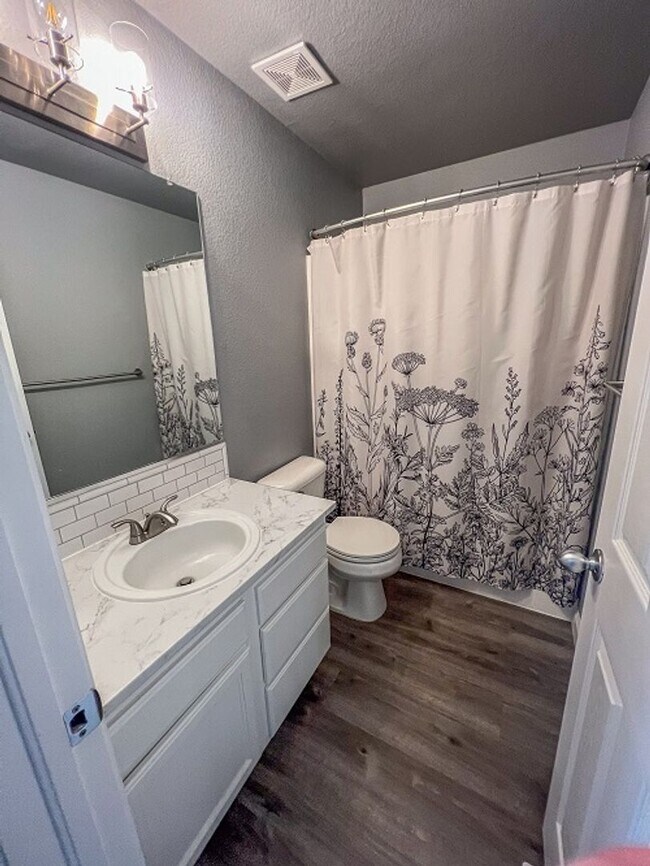 Building Photo - Spacious 3-Bedroom Home with Fenced Yard in Wellington – Available August 4th