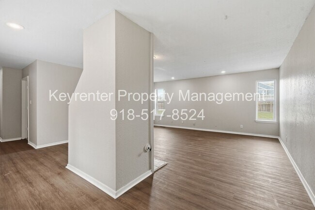 Building Photo - 6506/6508 E 90th St Duplex