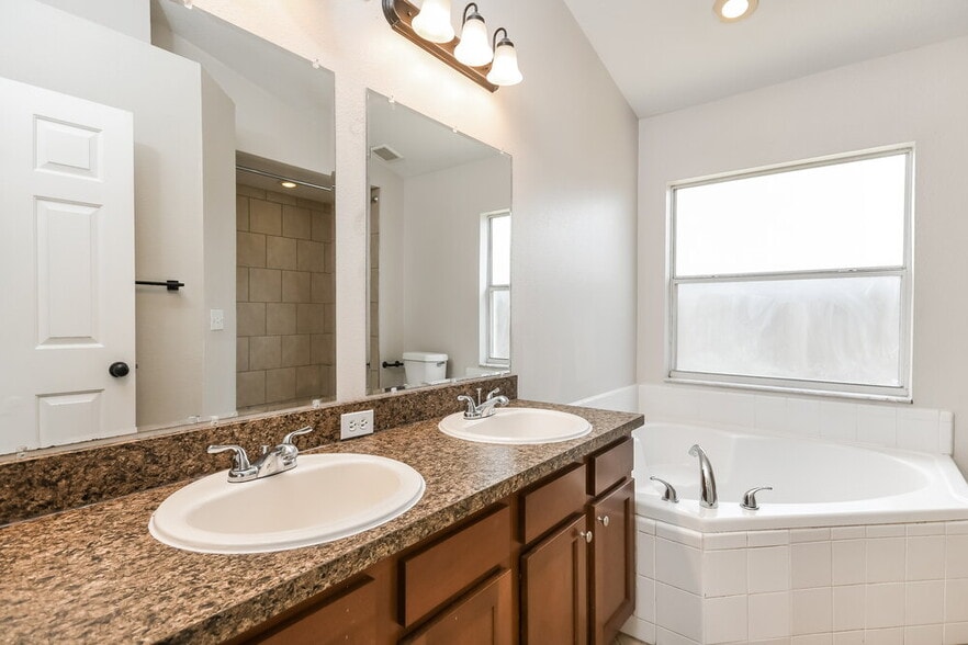 Building Photo - 10832 Rushwood Way
