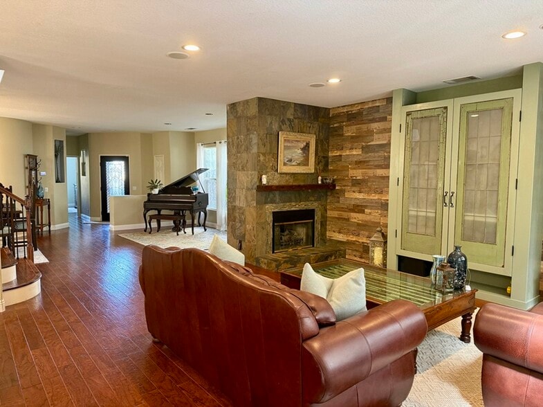 Building Photo - 26341 Via Corrizo