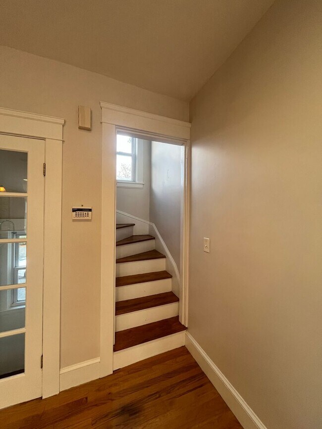 Building Photo - 98 Knight St