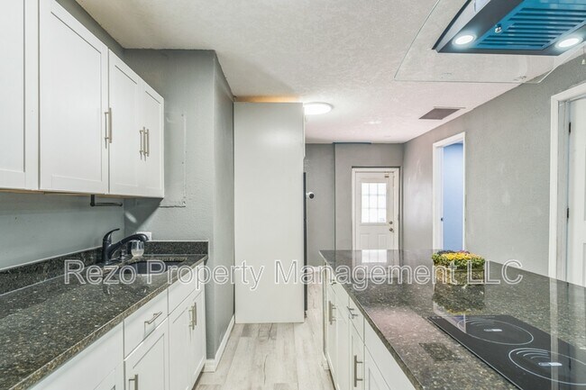 Building Photo - 465 Rio Grande Ln