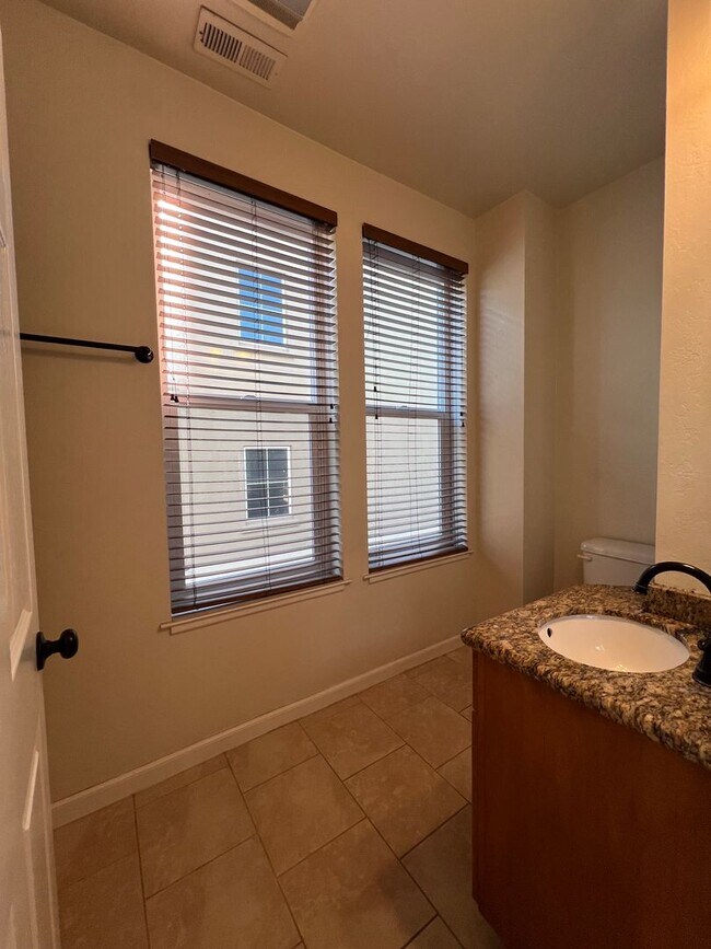 Building Photo - 609 Pacific Ave