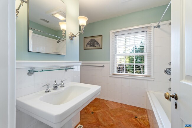 Building Photo - 640 Ivy Ln