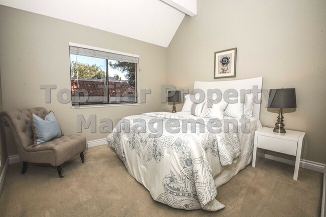 Building Photo - Very nice 2 bed / 2.5 bath / 1,185 sqft Walnut Creek Townhouse in desirable Main Chance Estates D...