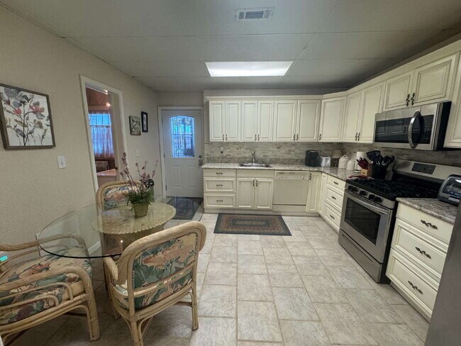 Building Photo - Lake Lanier Furnished 1BR Apartment – All Utilities Included