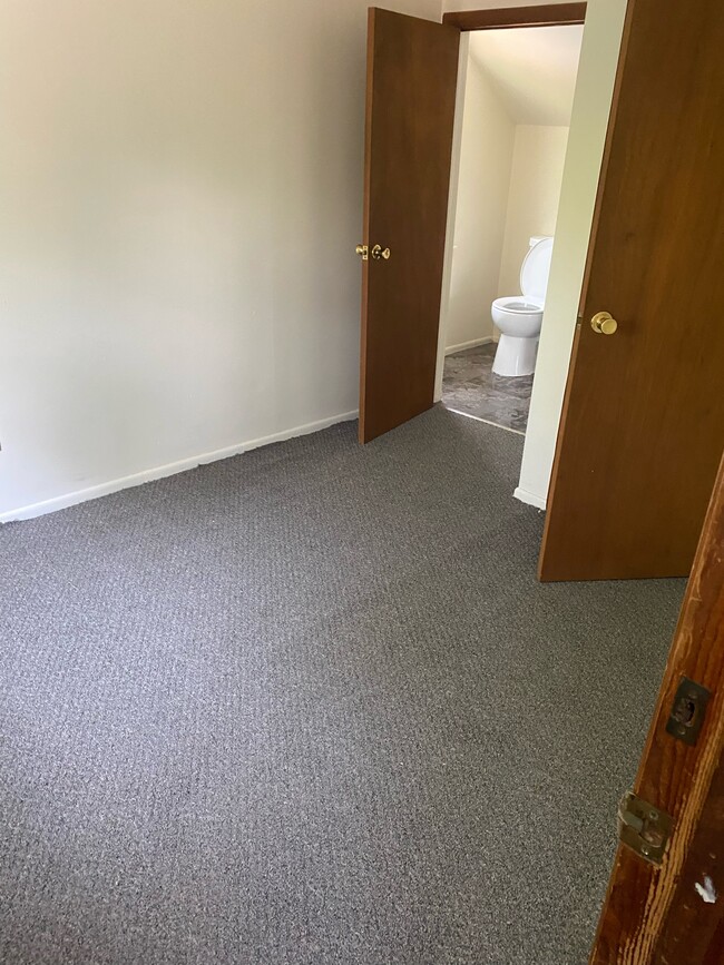 1 bedroom up stairs - 876 Ohio St