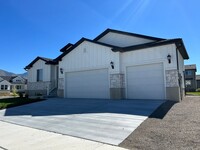 Building Photo - 3 Bedroom Home in Stansbury Park-built in ...