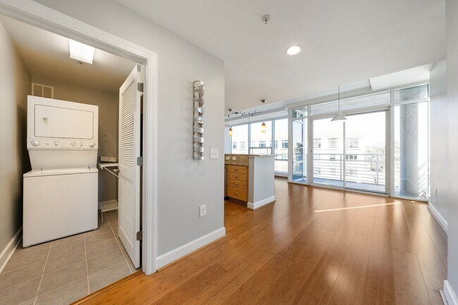 Building Photo - Light filled 1 bed/ 1 bath condo with balcony minutes to downtown Chapel Hill