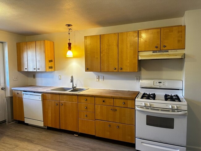 Building Photo - 544 Valley Rd