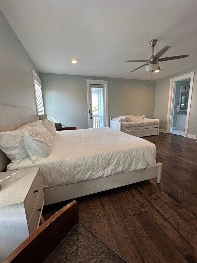Building Photo - New, exclusive 3200 sq ft 4 bedroom/3.5bat...