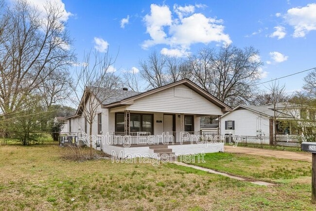 Building Photo - 2419 Circle Dr