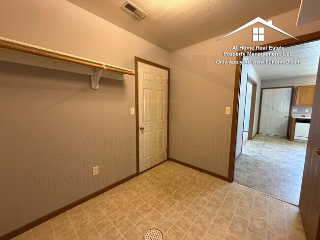 Building Photo - 427–429 Sabre Circle