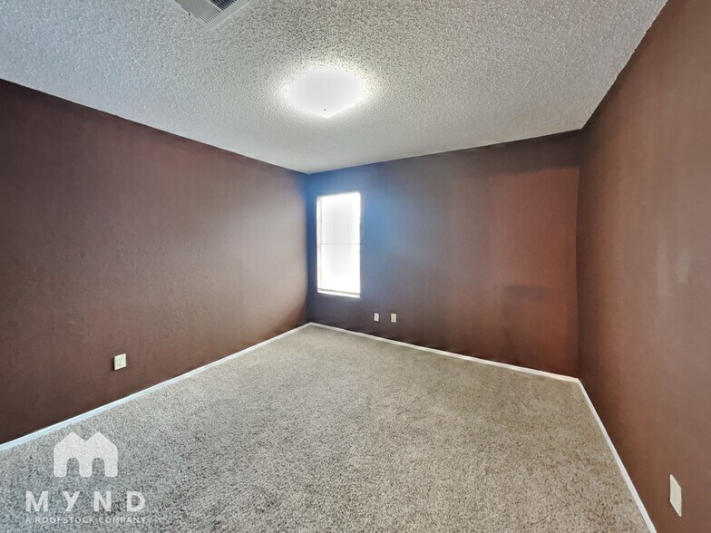 Building Photo - 2214 Creekside Ln