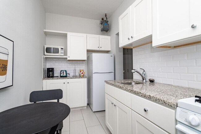 Building Photo - Great Studio in perfect location! Laundry in building.