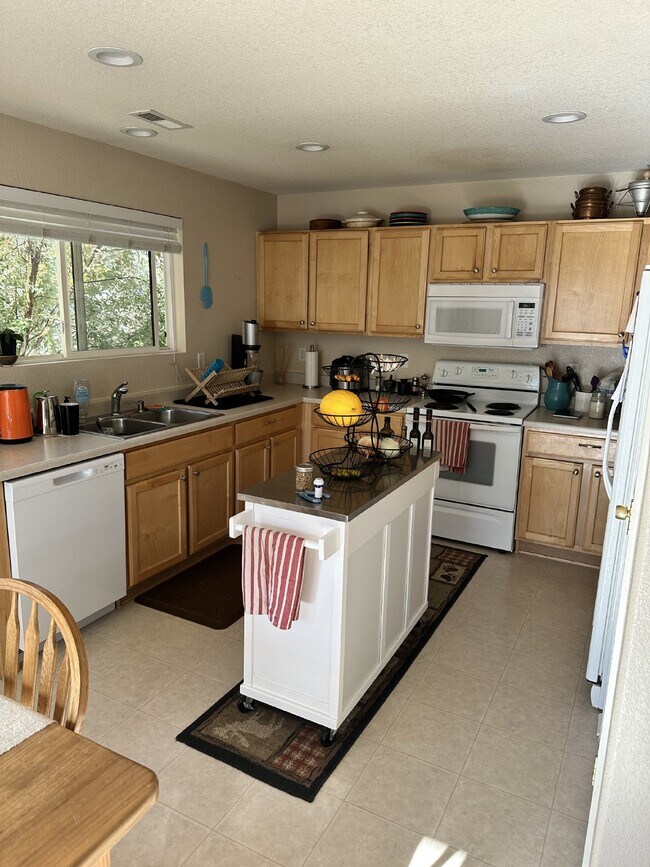Building Photo - "Spacious & Stylish 3-Bed Townhouse in Eng...