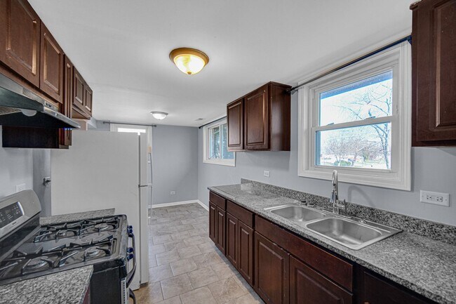 Building Photo - Spacious 4-Bedroom Split-Level in University Park