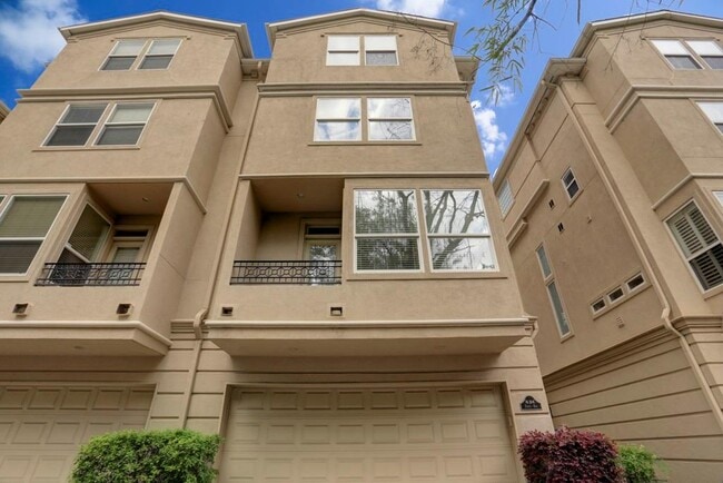 Primary Photo - 1515 Hyde Park Blvd