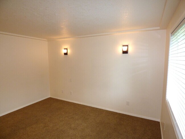 Building Photo - 3 Bed 2 bath home in North Salem!