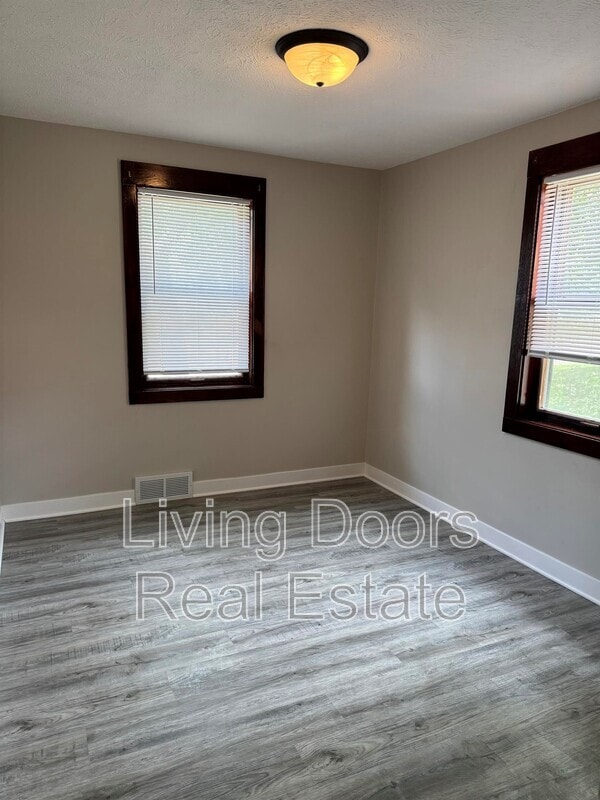 Building Photo - 348 S 38th St