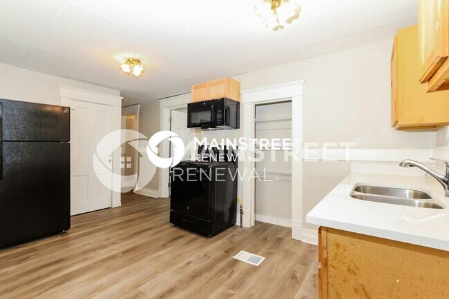 Building Photo - 5 Bedroom Pet-Friendly Home in Louisville,...