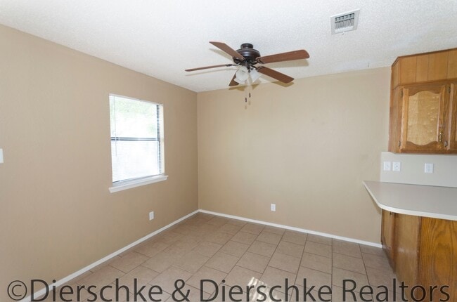 Building Photo - SPACIOUS 3 Bedroom 2 Bath Family home in e...