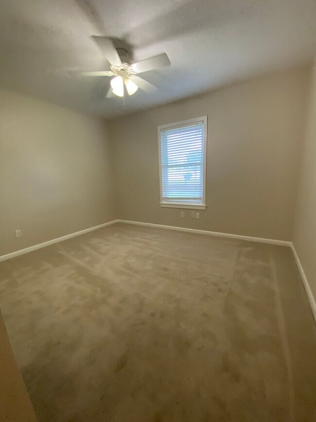 Building Photo - 3 Bedroom , 1.5 Bathroom Brick home with c...