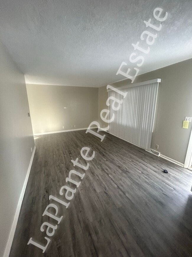 Building Photo - Three Bedroom Brick Ranch for Rent