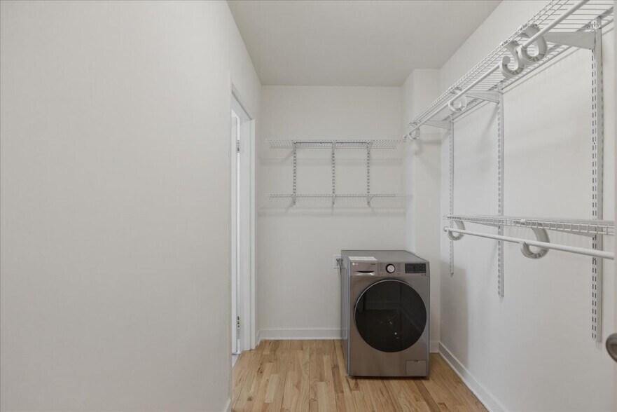 Building Photo - 5630 N Sheridan Rd