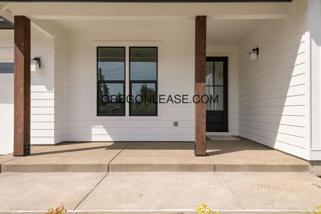 Building Photo - Gorgeous New Construction in Brand New Veneta Subdivision