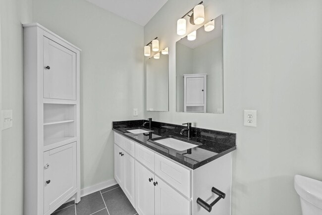 Building Photo - Modern 3 Bedroom home inside Downtown Raleigh, Fenced-in Backyard, Updated Kitchen, Pet Friendly!