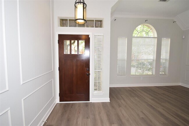 Building Photo - 1322 W Forest Dr