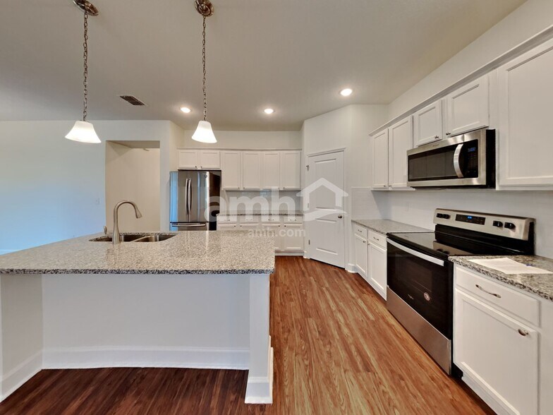 Building Photo - 2450 Ixora Ct