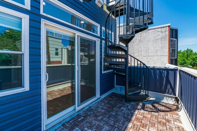 Building Photo - Three Bedroom Graduate Hospital Townhome