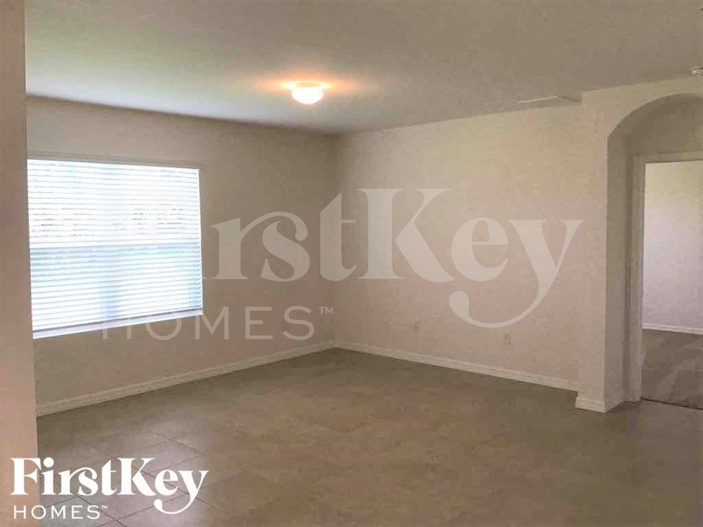 Building Photo - 411 SE 24th St