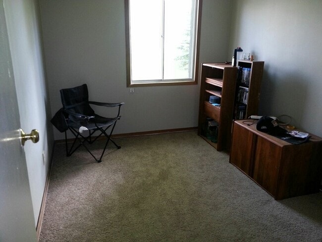 Building Photo - Very nice 3bed/1bath south side home w/ garage & fenced in back yard