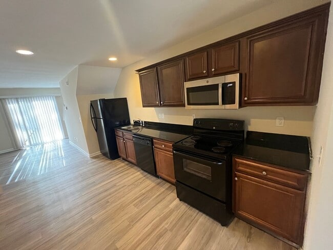 Building Photo - 3 bedroom townhome