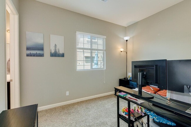 Building Photo - 1367 S Country Club Dr