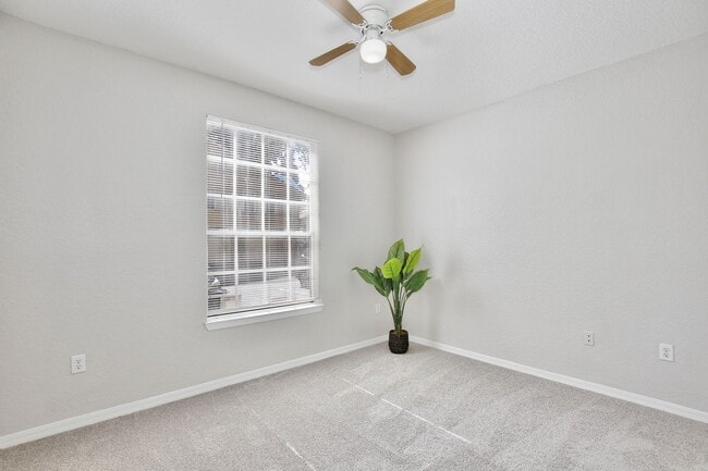 Building Photo - Crescent Place 26-100