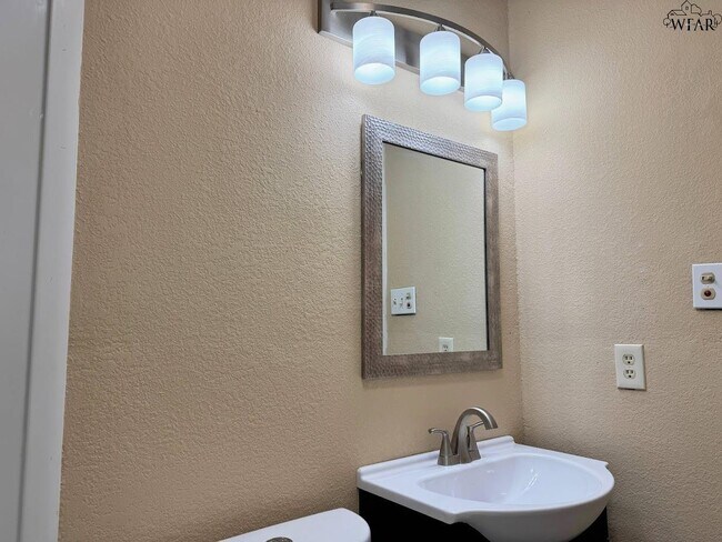 Building Photo - 1408 Normandy Dr