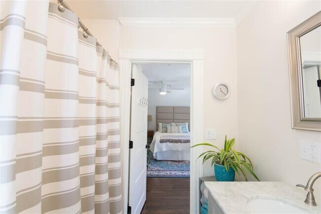 Building Photo - 16 Carroll Ave