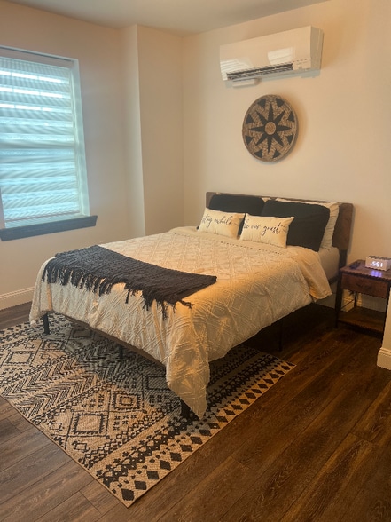 Primary Photo - 2-4 Pearl St