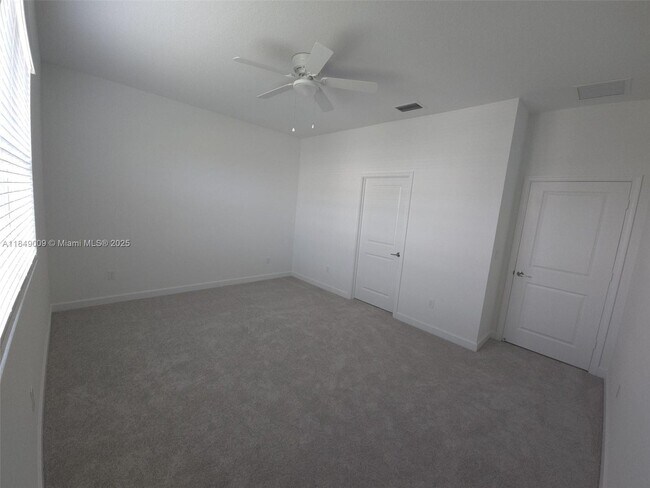 Building Photo - 321 SE Crossoak Ln