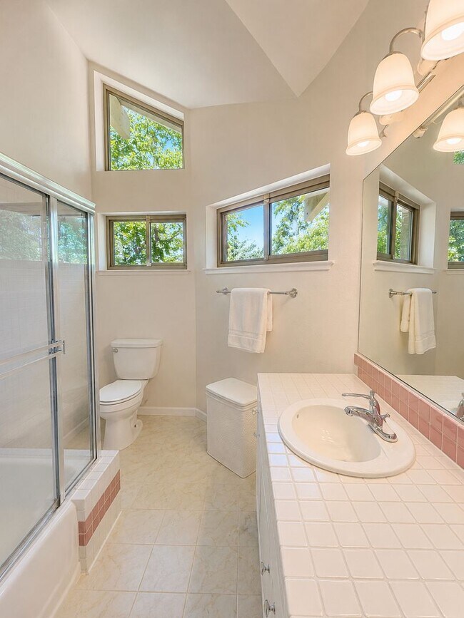 Building Photo - Beautiful Carmichael Home in Exclusive Neighborhood!