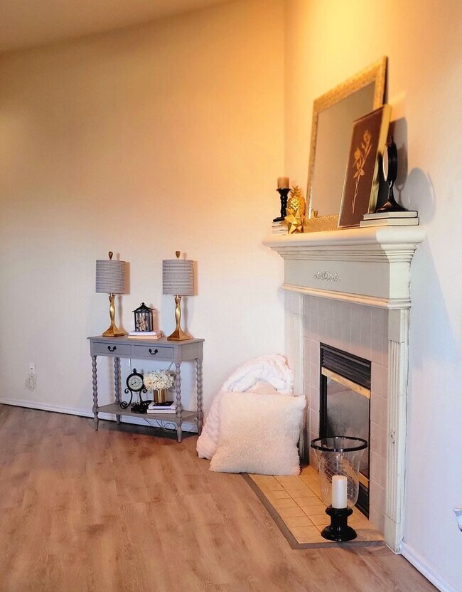Building Photo - 4 bed in Putnam City! New luxury plank flooring , carpet , paint and new electric range!